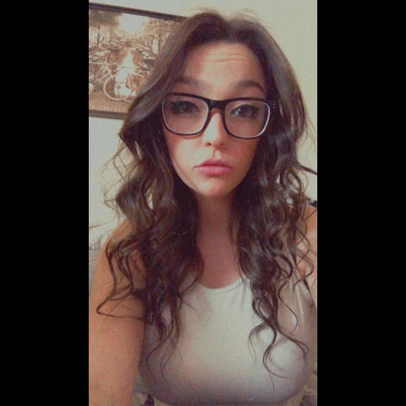 Meet your Posher, Selena - Picture 1 of 1